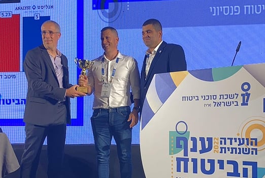 עומר דגני, סמנכ״ל ילין לפידות, מקבל את פרס החברה בעלת השרות הטוב ביותר בעיני סוכני הביטוח